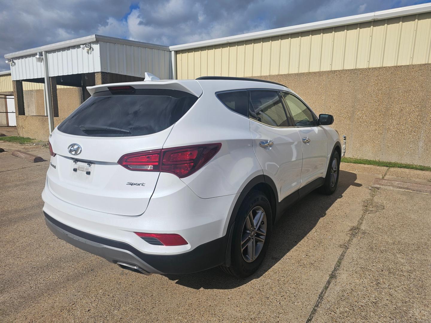 2017 WHITE Hyundai Santa Fe Sport 2.4 FWD (5NMZU3LB8HH) with an 2.4L L4 DOHC 16V engine, 6A transmission, located at 533 S Seven Points BLVD, Seven Points, TX, 75143, (430) 255-4030, 32.313999, -96.209351 - Photo#2